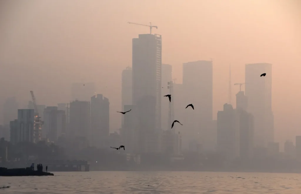 Dense smog in Mumbai on 18 Jan, 2023.